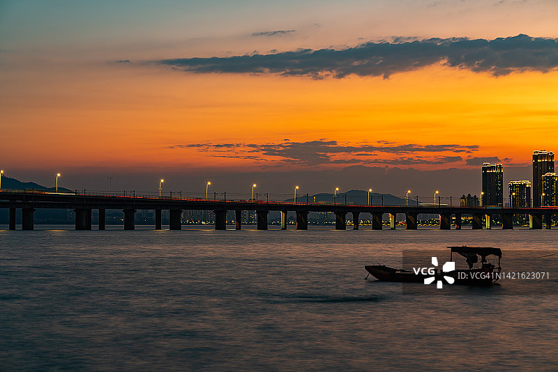 日落后的城市跨海大桥图片素材