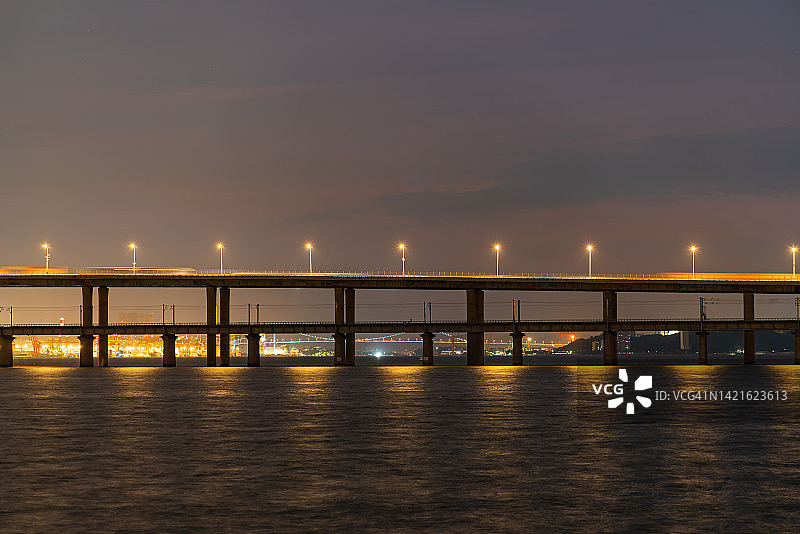 日落后的城市跨海大桥图片素材