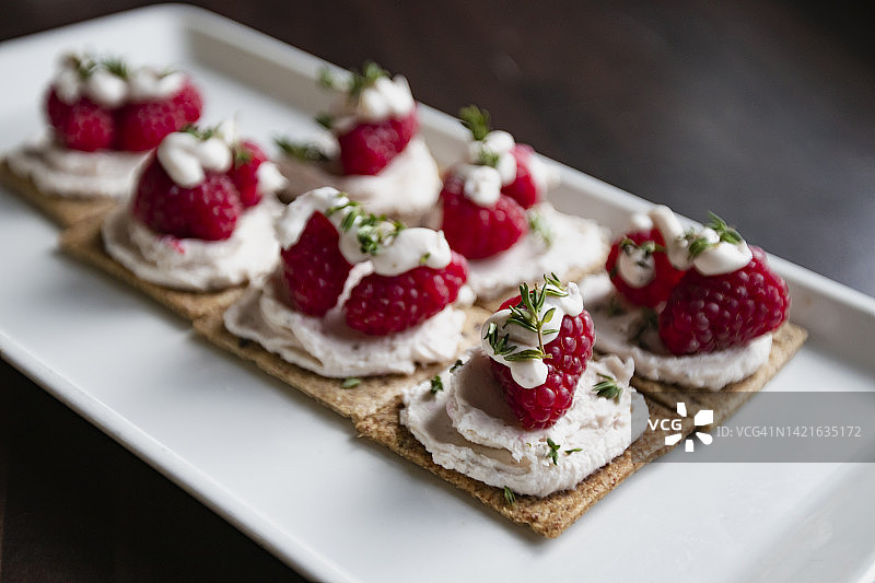 覆盆子奶油奶酪黑麦饼干派对小吃图片素材