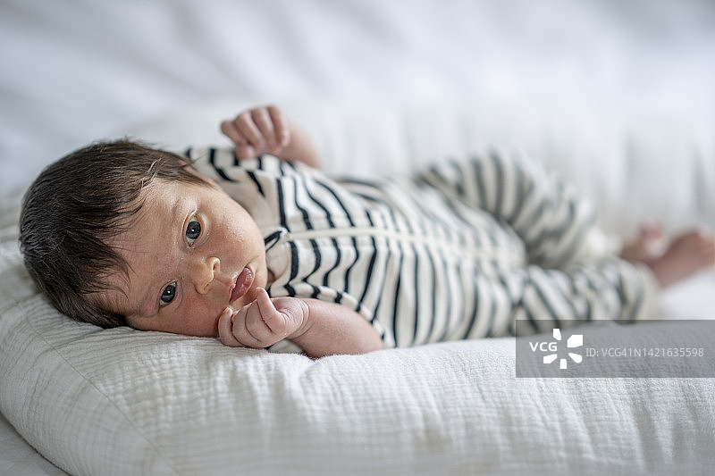 躺在床上的新生儿图片素材
