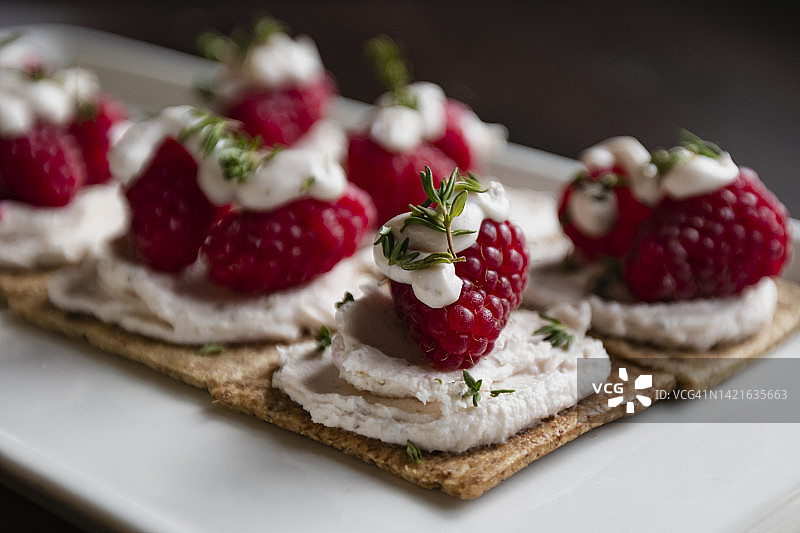 派对美食：覆盆子奶油奶酪黑麦饼干图片素材