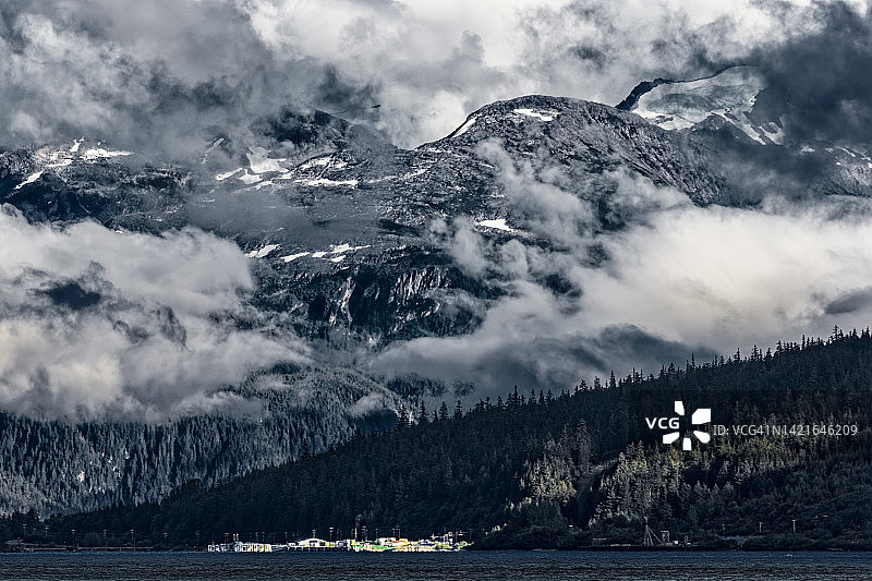 奇尔卡特山脉俯瞰阿拉斯加州海恩斯图片素材