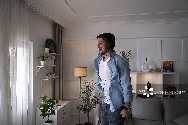 在家中享受一天的年轻男人图片素材