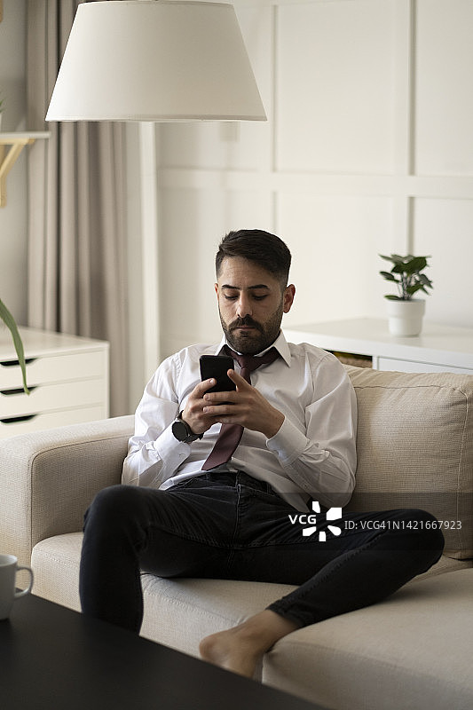 商人使用智能手机图片素材