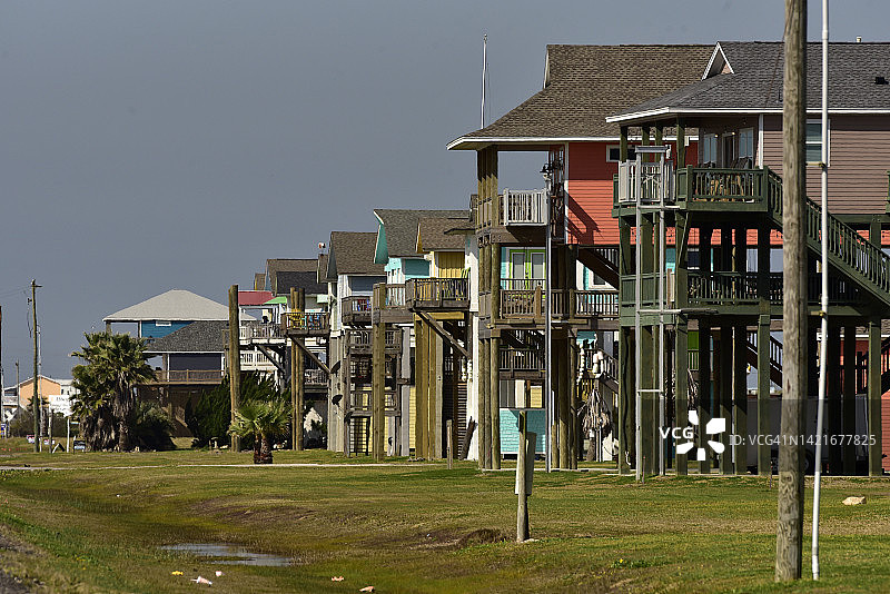 高跷上的彩色海滩小屋图片素材