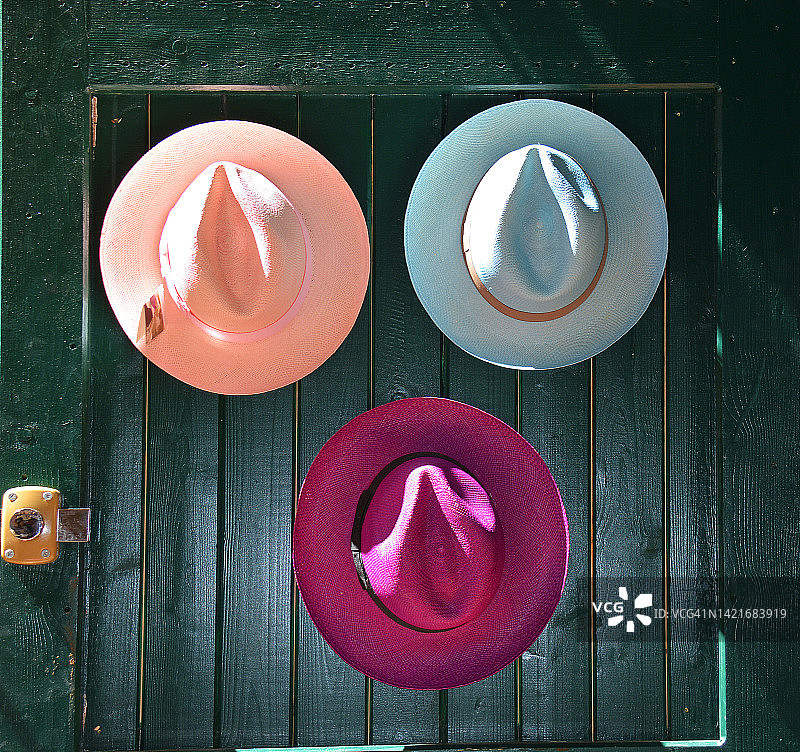 法国南部的彩色帽子图片素材