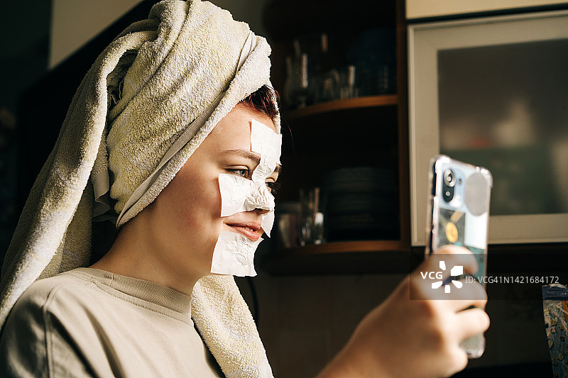 做面部护理的年轻少女特写肖像图片素材