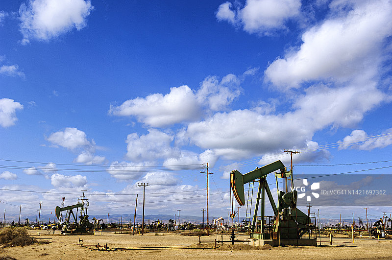 云层背景下的抽油机图片素材