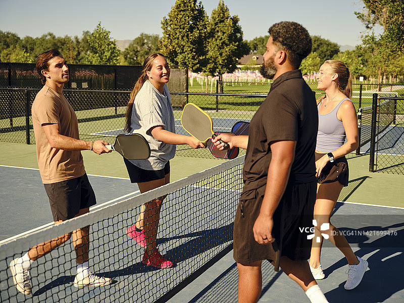 年轻人在公共球场打匹克球图片素材