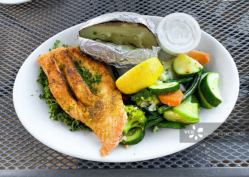 烤土豆和烤蔬菜佐三文鱼主菜图片素材