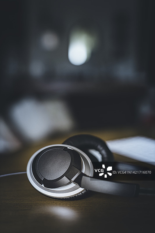 家中桌子上的耳机特写图片素材