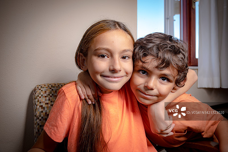 面带笑容的姐姐看着镜头图片素材