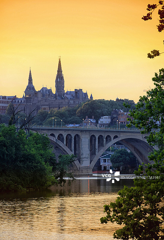 华盛顿特区乔治城天际线与日落时分的波托马克河上的钥匙大桥图片素材