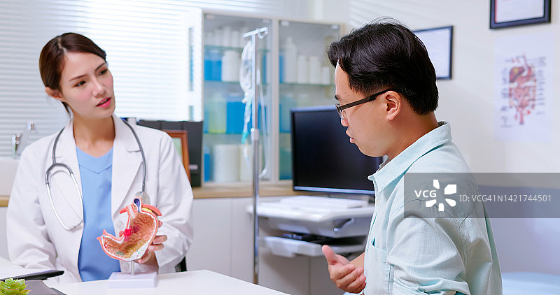 医生讲解胃部模型图片素材
