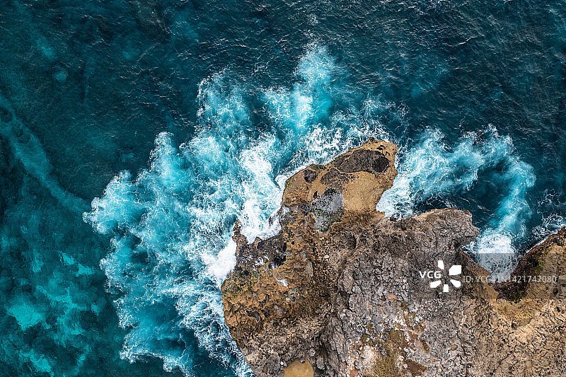 海浪拍打印度尼西亚巴厘岛努沙蓝梦岛图片素材