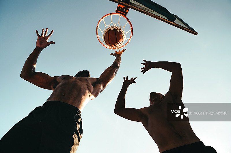 打篮球，将球投入篮筐的年轻运动男孩图片素材