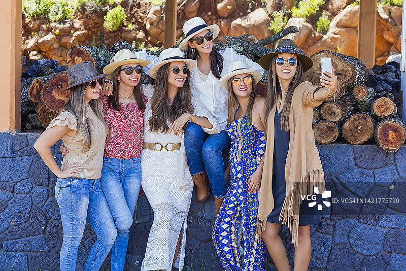 朋友们一起旅行图片素材