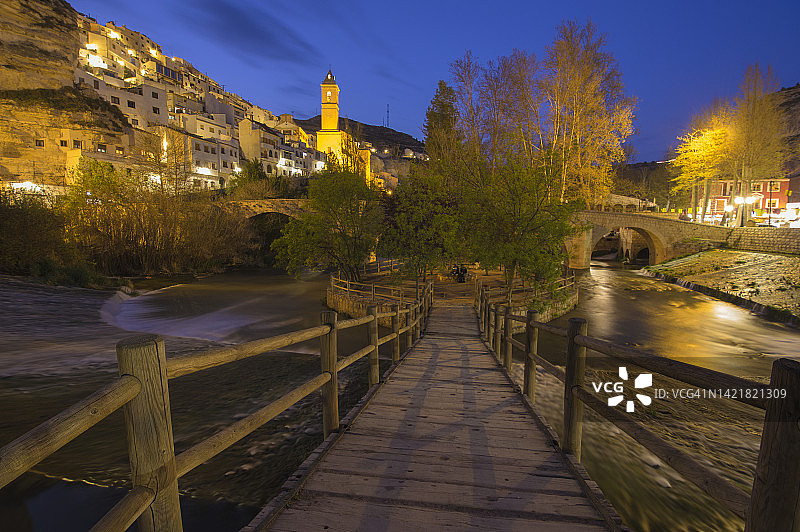 西班牙阿尔瓦塞特阿尔卡拉德尔胡卡尔夜景图片素材