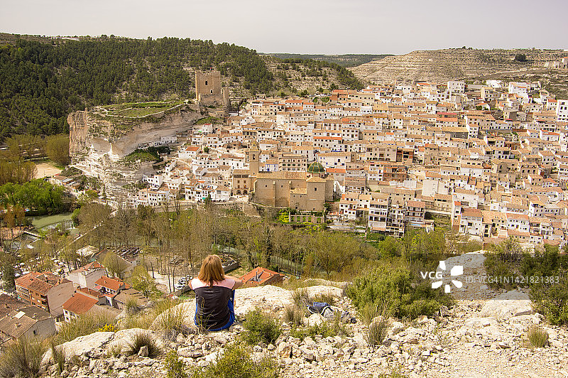 女人坐在石头上，看着西班牙阿尔瓦塞特阿尔卡拉德尔胡卡尔图片素材