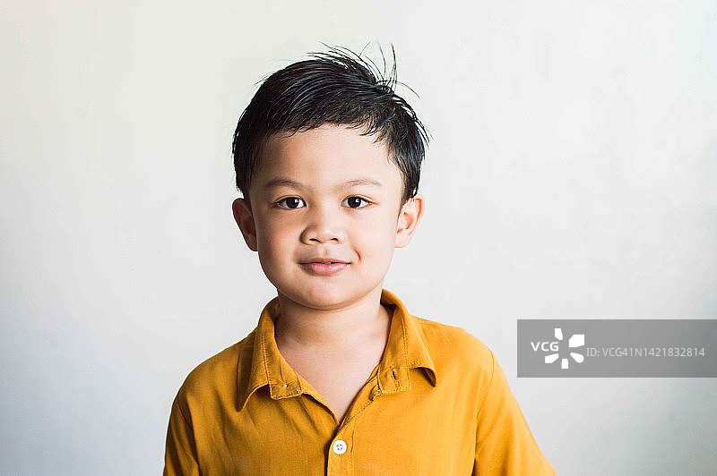 东南亚幼儿室内头像照图片素材