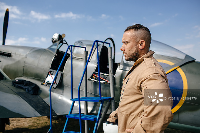 喷火式战斗机飞行员站在飞机旁图片素材