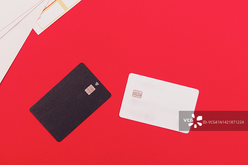 红色背景上的信用卡图片素材