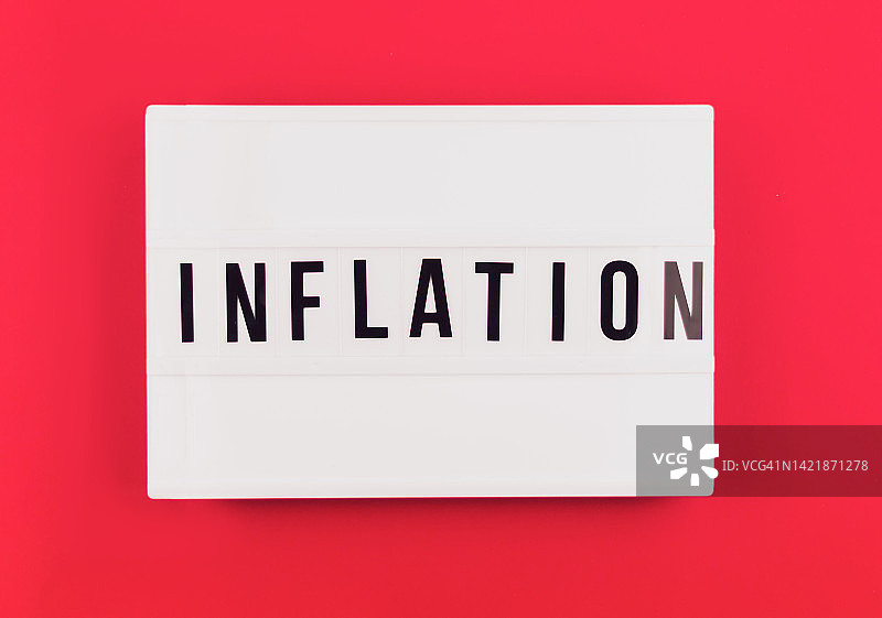 红色背景上的“通货膨胀”字样图片素材
