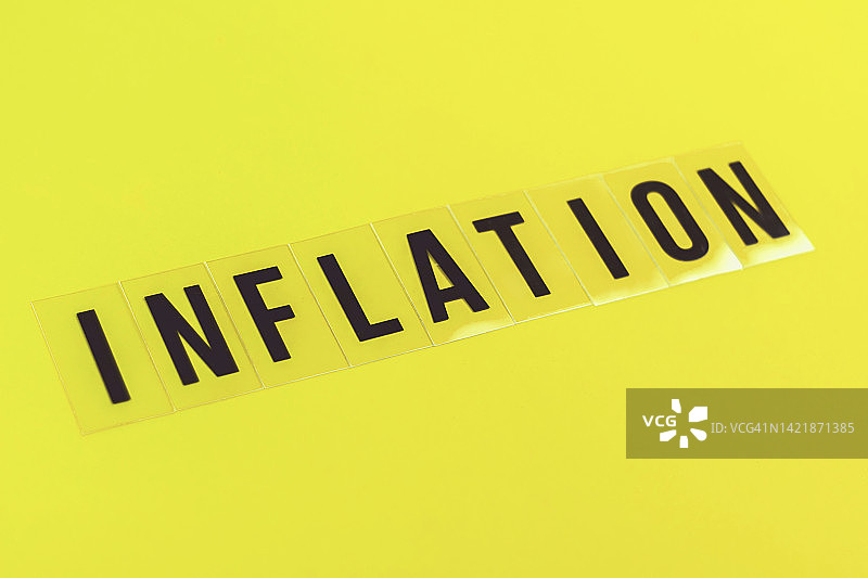 黄色背景上的“通货膨胀”字样图片素材