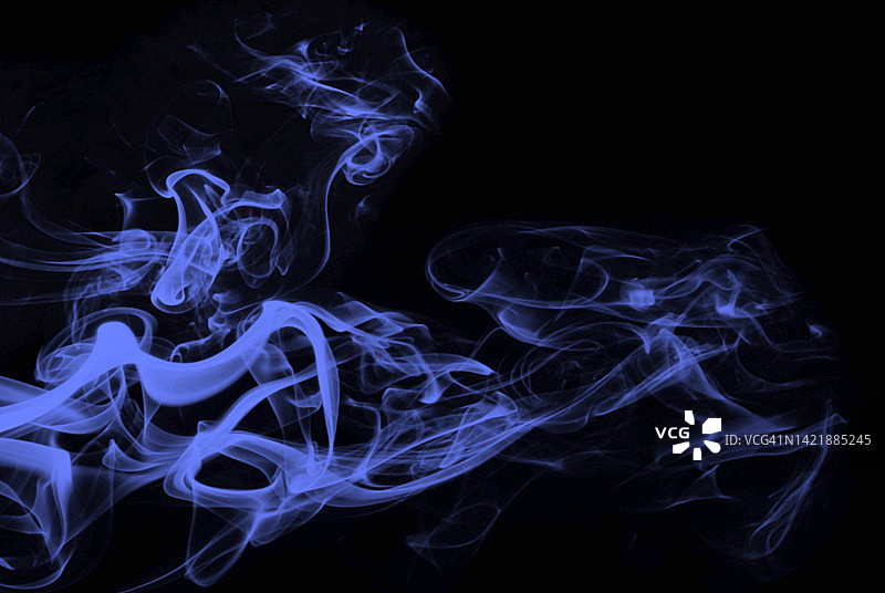 黑色背景上的蓝色烟雾图片素材