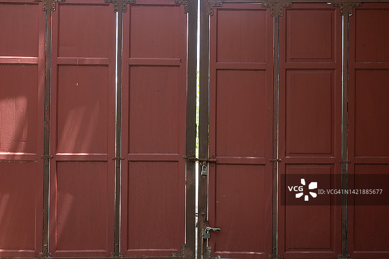 棕色木门的完整画面图片素材