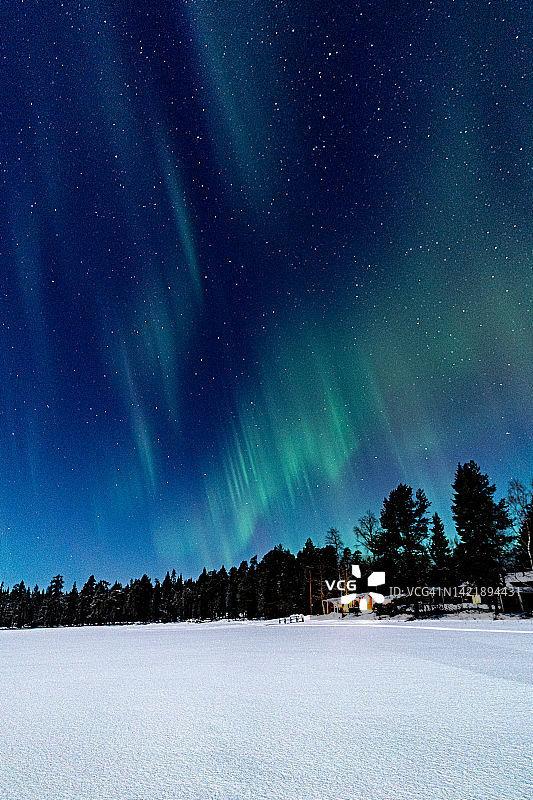 罗瓦涅米夜空中的绿色北极光图片素材