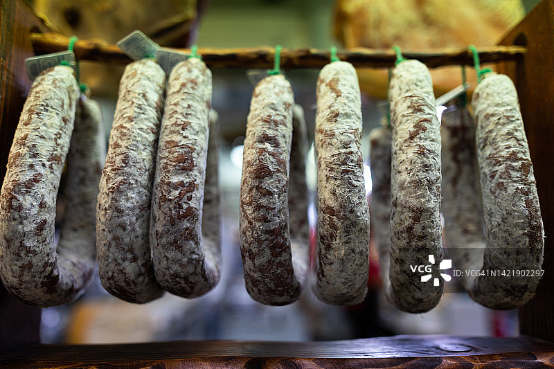 市场橱窗里悬挂的意大利萨拉米香肠图片素材