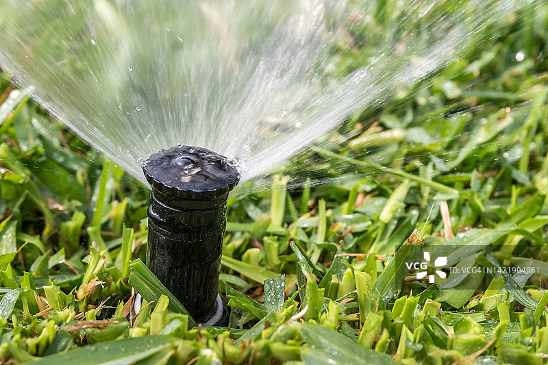 草坪喷灌装置特写图片素材