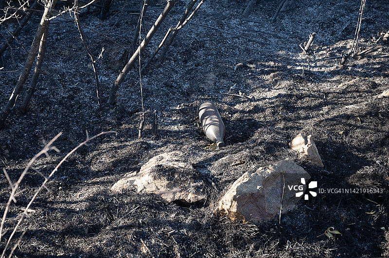 烧毁的田地与玻璃瓶图片素材