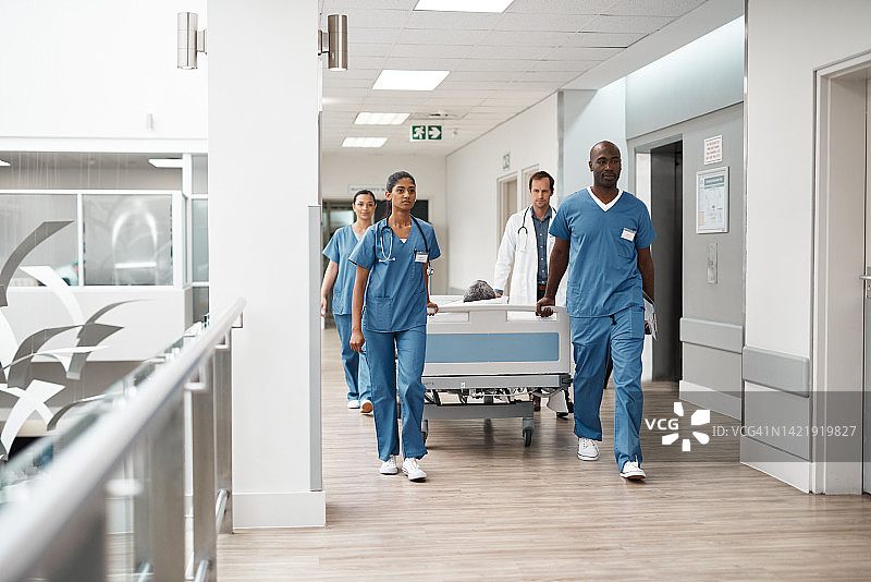 医院里正在抢救病人的医生和护士图片素材