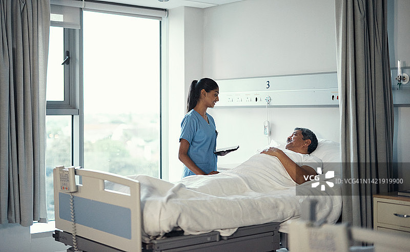 医生为患者提供医疗咨询，讲解癌症、心脏病或糖尿病的药物和治疗方案图片素材