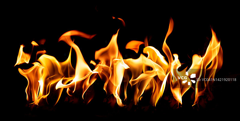 黑色背景上的燃烧火焰图片素材