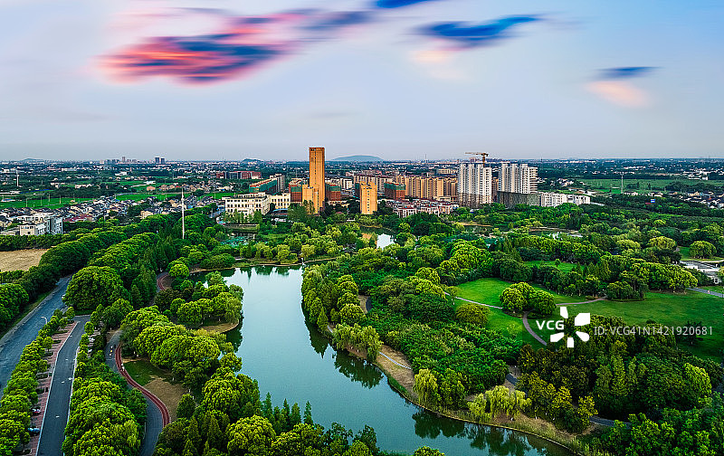 中国江苏江阴湿地公园和新建住宅楼图片素材