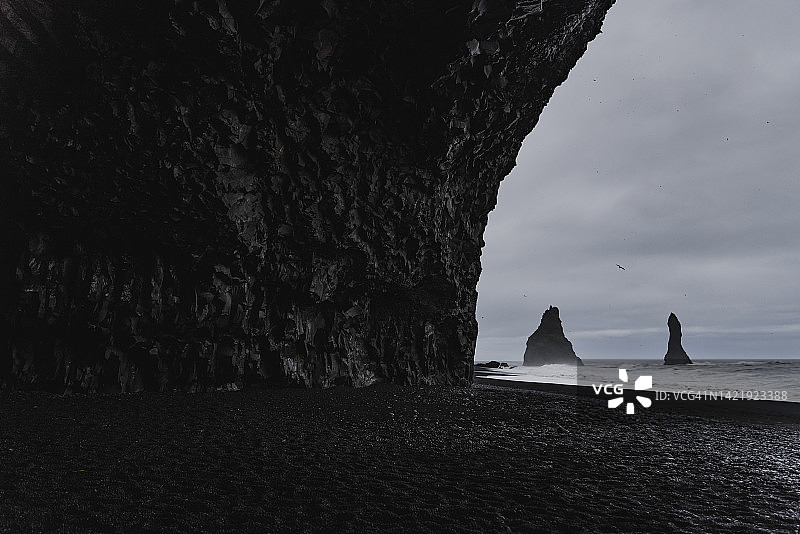 冰岛维克黑沙滩洞穴内的玄武岩海蚀柱图片素材