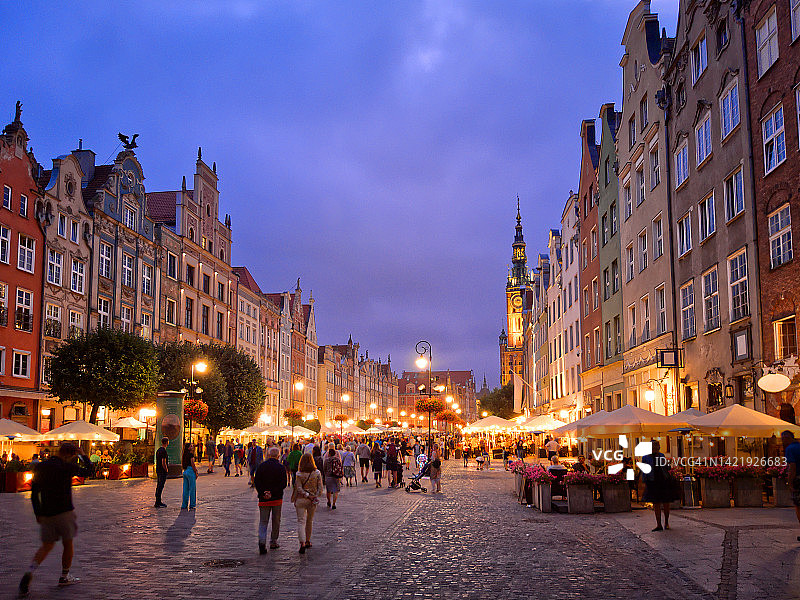 游客和居民在黄昏时分漫步于Dlugi Targ街图片素材
