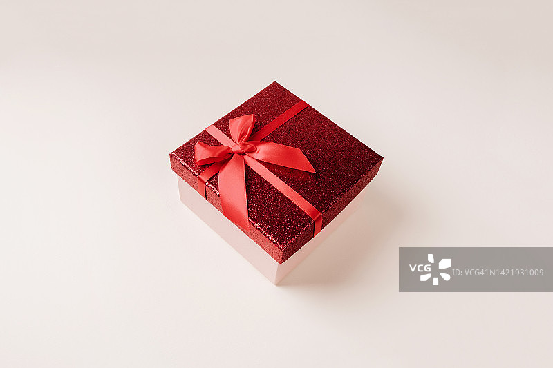 带红色盖子和蝴蝶结的礼品盒图片素材
