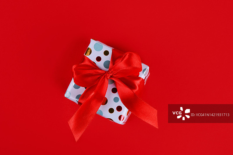红色蝴蝶结彩色波点礼品盒图片素材