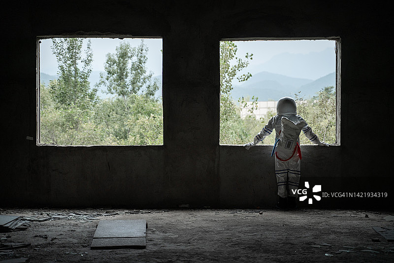 废墟中的宇航员图片素材