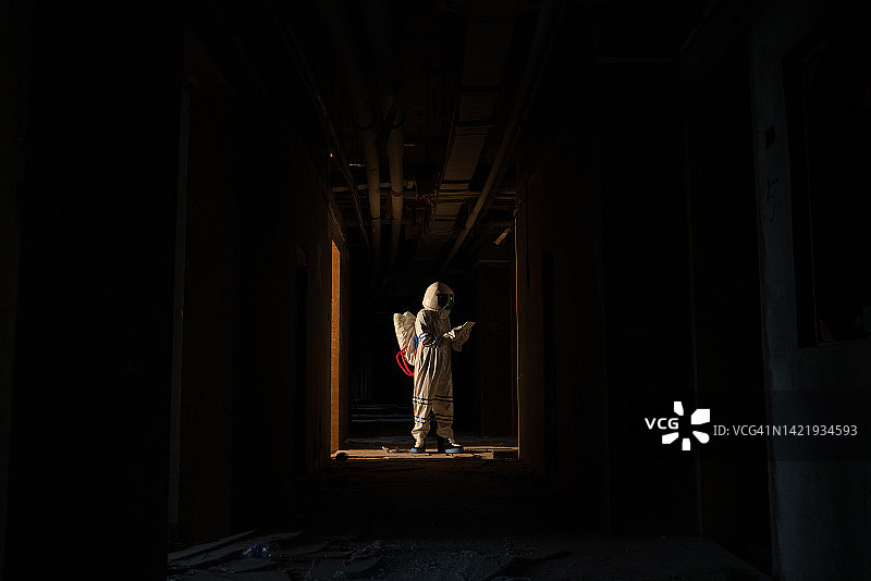 废墟中的宇航员图片素材