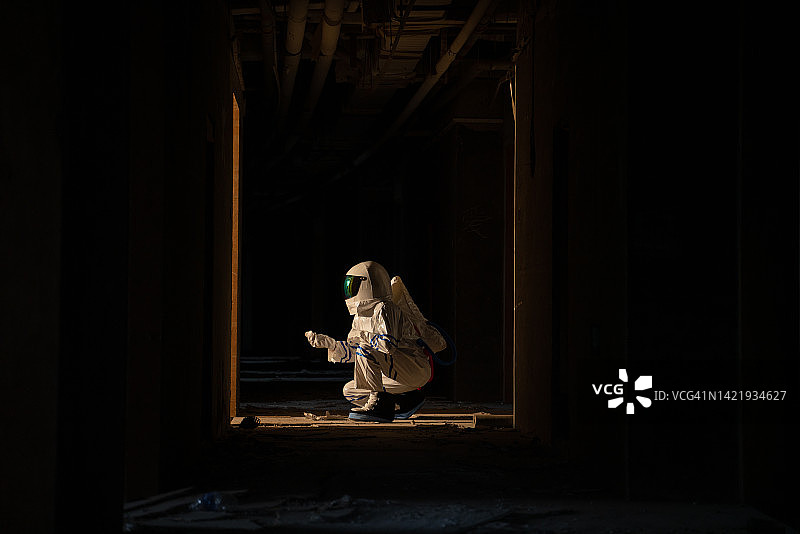 废墟中的宇航员图片素材