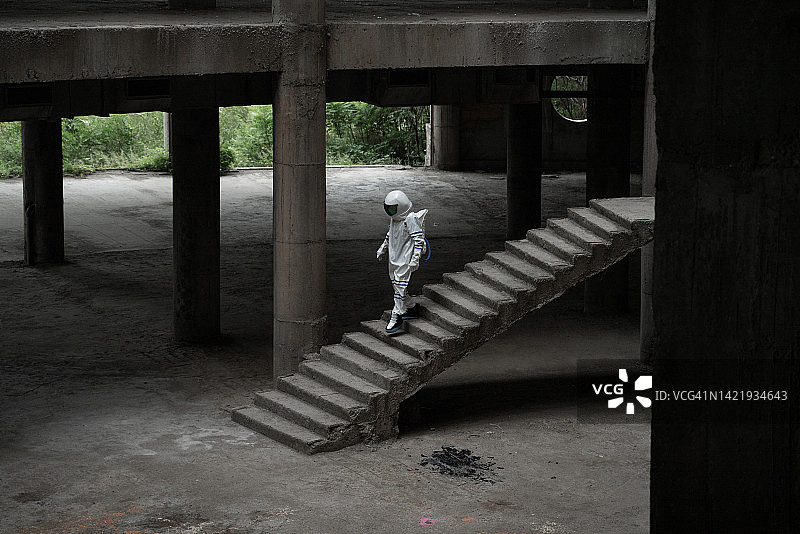 废墟中的宇航员图片素材