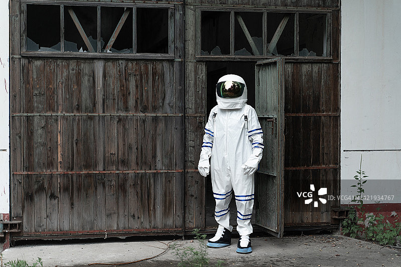 废墟中的宇航员图片素材