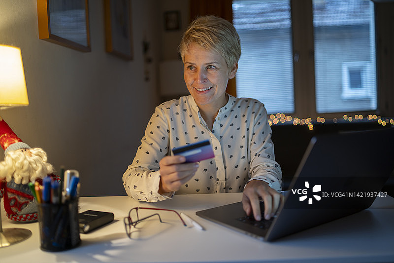 中年妇女在线购买圣诞礼物图片素材