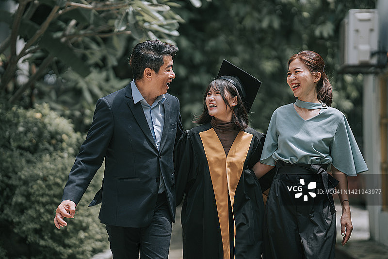 中国父母和女儿的大学毕业合影图片素材