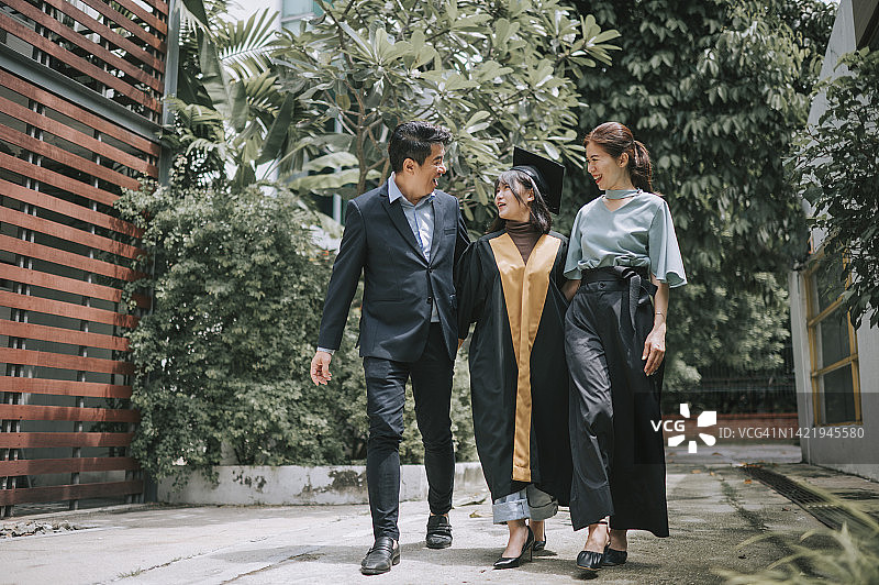 中国父母和女儿的大学毕业合影图片素材